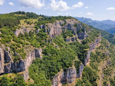 Bulgaristan 'ın Balkan Dağları' ndaki Lakatnik Kayaları yakınlarındaki Iskar Nehri Boğazı 'nın hava manzarası