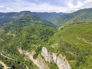 Bulgaristan 'ın Balkan Dağları' ndaki Lakatnik Kayaları yakınlarındaki Iskar Nehri Boğazı 'nın hava manzarası