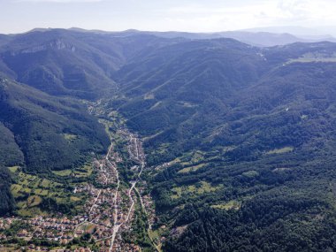 Bulgaristan 'ın Balkan Dağları' ndaki Vratsata Geçidi Şaşırtıcı Havacılık Yaz Manzarası