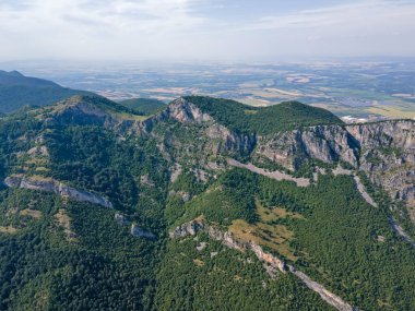 Bulgaristan 'ın Balkan Dağları' ndaki Vratsata Geçidi Şaşırtıcı Havacılık Yaz Manzarası