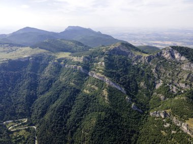 Bulgaristan 'ın Balkan Dağları' ndaki Vratsata Geçidi Şaşırtıcı Havacılık Yaz Manzarası