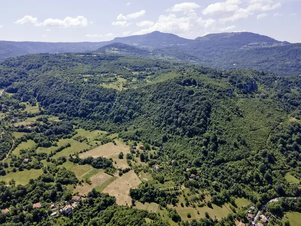 Bulgaristan 'ın Balkan Dağları' ndaki Lakatnik Kayaları yakınlarındaki Iskar Nehri Boğazı 'nın hava manzarası