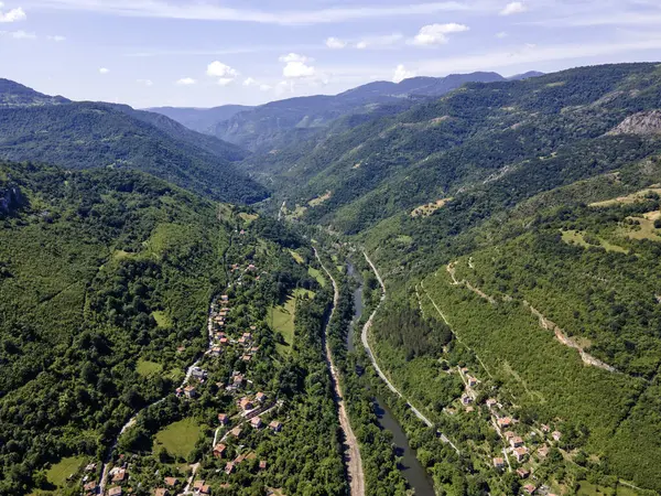 Bulgaristan 'ın Balkan Dağları' ndaki Lakatnik Kayaları yakınlarındaki Iskar Nehri Boğazı 'nın hava manzarası