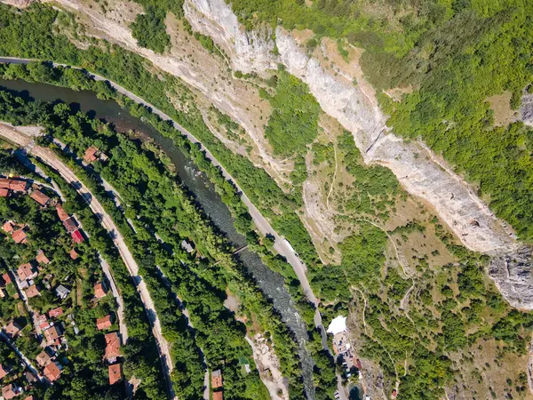 Bulgaristan 'ın Balkan Dağları' ndaki Lakatnik Kayaları yakınlarındaki Iskar Nehri Boğazı 'nın hava manzarası