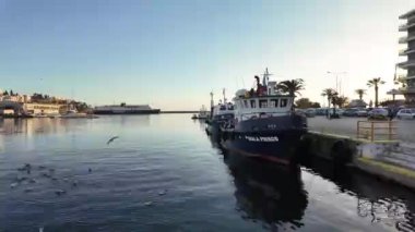 KAVALA, GREECE - 26 Aralık 2023: Kavala, Doğu Makedonya ve Trakya 'nın Costal Caddesi' nin Günbatımı Panoraması, Yunanistan