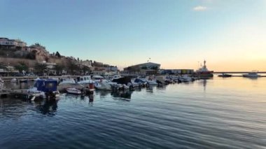 KAVALA, GREECE - 26 Aralık 2023: Kavala, Doğu Makedonya ve Trakya 'nın Costal Caddesi' nin Günbatımı Panoraması, Yunanistan