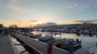 KAVALA, GREECE - 26 Aralık 2023: Kavala, Doğu Makedonya ve Trakya 'nın Costal Caddesi' nin Günbatımı Panoraması, Yunanistan
