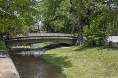 KOPRIVSHTITSA, BULGARIA - 2 Haziran 2023: Bulgaristan 'ın Sofya Bölgesi Koprivshtitsa kentindeki Tipik Sokak ve eski evler
