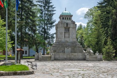 KOPRIVSHTITSA, BULGARIA - 2 Haziran 2023: Bulgaristan 'ın Sofya Bölgesi Koprivshtitsa kentindeki Tipik Sokak ve eski evler
