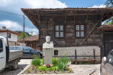 KOPRIVSHTITSA, BULGARIA - 2 Haziran 2023: Bulgaristan 'ın Sofya Bölgesi Koprivshtitsa kentindeki Tipik Sokak ve eski evler