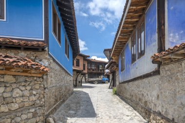 KOPRIVSHTITSA, BULGARIA - 2 Haziran 2023: Bulgaristan 'ın Sofya Bölgesi Koprivshtitsa kentindeki Tipik Sokak ve eski evler