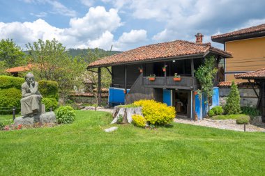 KOPRIVSHTITSA, BULGARIA - 2 Haziran 2023: Bulgaristan 'ın Sofya Bölgesi Koprivshtitsa kentindeki Tipik Sokak ve eski evler