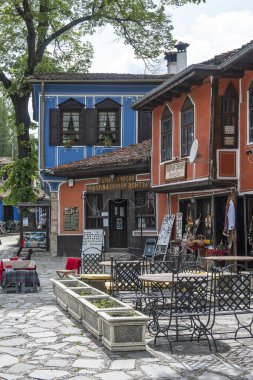 KOPRIVSHTITSA, BULGARIA - 2 Haziran 2023: Bulgaristan 'ın Sofya Bölgesi Koprivshtitsa kentindeki Tipik Sokak ve eski evler