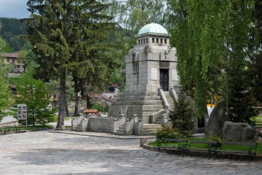 KOPRIVSHTITSA, BULGARIA - 2 Haziran 2023: Bulgaristan 'ın Sofya Bölgesi Koprivshtitsa kentindeki Tipik Sokak ve eski evler