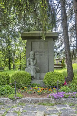 KOPRIVSHTITSA, BULGARIA - 2 Haziran 2023: Bulgaristan 'ın Sofya Bölgesi Koprivshtitsa kentindeki Tipik Sokak ve eski evler