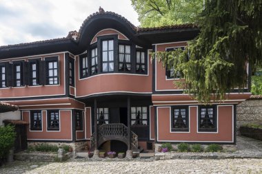 KOPRIVSHTITSA, BULGARIA - 2 Haziran 2023: Bulgaristan 'ın Sofya Bölgesi Koprivshtitsa kentindeki Tipik Sokak ve eski evler