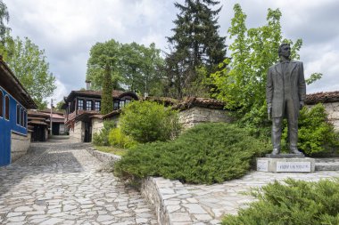 KOPRIVSHTITSA, BULGARIA - 2 Haziran 2023: Bulgaristan 'ın Sofya Bölgesi Koprivshtitsa kentindeki Tipik Sokak ve eski evler