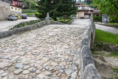 KOPRIVSHTITSA, BULGARIA - 2 Haziran 2023: Bulgaristan 'ın Sofya Bölgesi Koprivshtitsa kentindeki Tipik Sokak ve eski evler