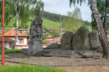 KOPRIVSHTITSA, BULGARIA - 2 Haziran 2023: Bulgaristan 'ın Sofya Bölgesi Koprivshtitsa kentindeki Tipik Sokak ve eski evler