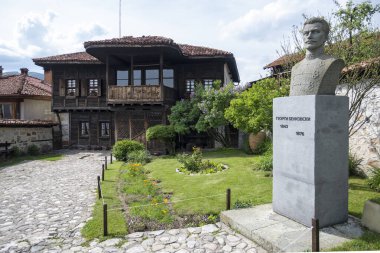 KOPRIVSHTITSA, BULGARIA - 2 Haziran 2023: Bulgaristan 'ın Sofya Bölgesi Koprivshtitsa kentindeki Tipik Sokak ve eski evler