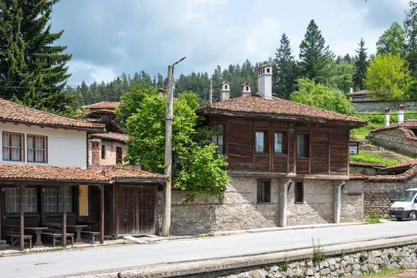 stock image KOPRIVSHTITSA, BULGARIA - JUNE 2, 2023: Typical Street and old houses at historical town of Koprivshtitsa, Sofia Region, Bulgaria