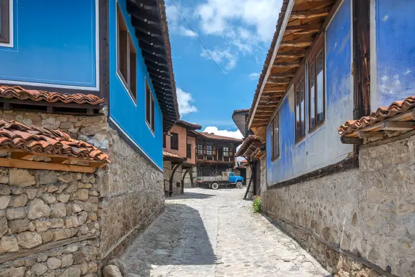 stock image KOPRIVSHTITSA, BULGARIA - JUNE 2, 2023: Typical Street and old houses at historical town of Koprivshtitsa, Sofia Region, Bulgaria