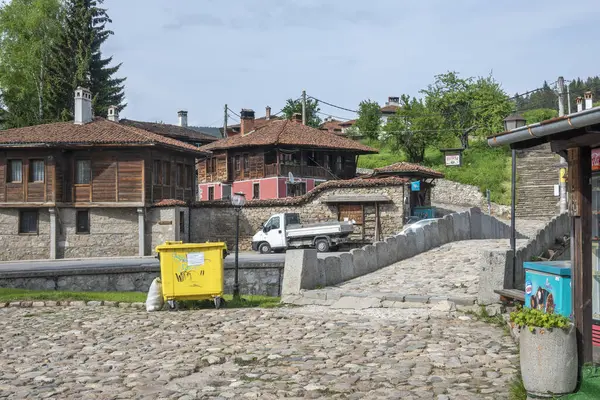 stock image KOPRIVSHTITSA, BULGARIA - JUNE 2, 2023: Typical Street and old houses at historical town of Koprivshtitsa, Sofia Region, Bulgaria