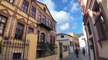 XANTHI, GREECE - 26 Aralık 2023: Xanthi, Doğu Makedonya ve Trakya 'daki eski sokak ve eski evler