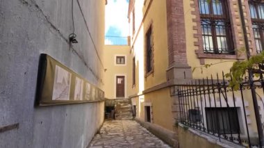 XANTHI, GREECE - 26 Aralık 2023: Xanthi, Doğu Makedonya ve Trakya 'daki eski sokak ve eski evler