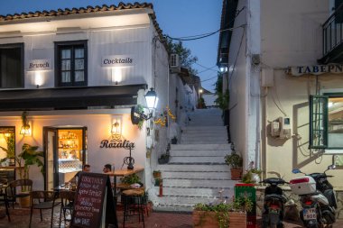 VASILIKI, LEFKADA, GREECE - 25 AĞUSTOS 2023: Yunanistan 'ın Lefkada kentindeki Vasiliki köyünün Yaz Panoraması