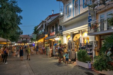 VASILIKI, LEFKADA, GREECE - 25 AĞUSTOS 2023: Yunanistan 'ın Lefkada kentindeki Vasiliki köyünün Yaz Panoraması
