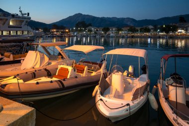 VASILIKI, LEFKADA, GREECE - 25 AĞUSTOS 2023: Yunanistan 'ın Lefkada kentindeki Vasiliki köyünün Yaz Panoraması