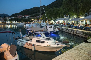 VASILIKI, LEFKADA, GREECE - 25 AĞUSTOS 2023: Yunanistan 'ın Lefkada kentindeki Vasiliki köyünün Yaz Panoraması