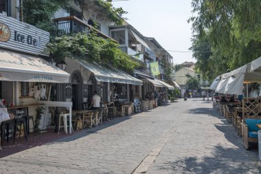 VASILIKI, LEFKADA, GREECE - 25 AĞUSTOS 2023: Yunanistan 'ın Lefkada kentindeki Vasiliki köyünün Yaz Panoraması