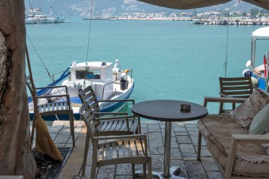 VASILIKI, LEFKADA, GREECE - 25 AĞUSTOS 2023: Yunanistan 'ın Lefkada kentindeki Vasiliki köyünün Yaz Panoraması