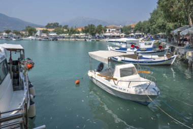 VASILIKI, LEFKADA, GREECE - 25 AĞUSTOS 2023: Yunanistan 'ın Lefkada kentindeki Vasiliki köyünün Yaz Panoraması