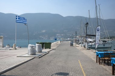 VASILIKI, LEFKADA, GREECE - 25 AĞUSTOS 2023: Yunanistan 'ın Lefkada kentindeki Vasiliki köyünün Yaz Panoraması