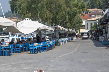 VASILIKI, LEFKADA, GREECE - 25 AĞUSTOS 2023: Yunanistan 'ın Lefkada kentindeki Vasiliki köyünün Yaz Panoraması