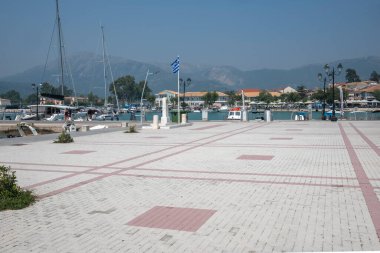 VASILIKI, LEFKADA, GREECE - 25 AĞUSTOS 2023: Yunanistan 'ın Lefkada kentindeki Vasiliki köyünün Yaz Panoraması