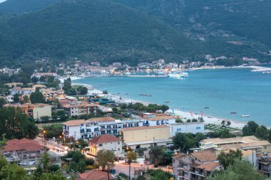 VASILIKI, LEFKADA, GREECE - 25 AĞUSTOS 2023: Yunanistan 'ın Lefkada kentindeki Vasiliki köyünün Yaz Panoraması