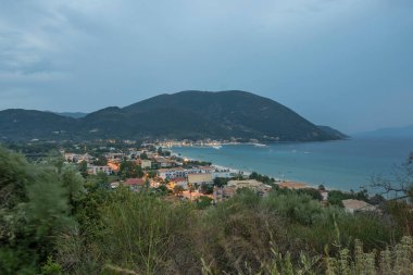 VASILIKI, LEFKADA, GREECE - 25 AĞUSTOS 2023: Yunanistan 'ın Lefkada kentindeki Vasiliki köyünün Yaz Panoraması