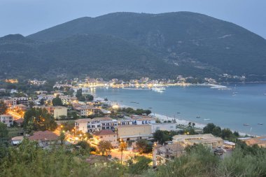 VASILIKI, LEFKADA, GREECE - 25 AĞUSTOS 2023: Yunanistan 'ın Lefkada kentindeki Vasiliki köyünün Yaz Panoraması
