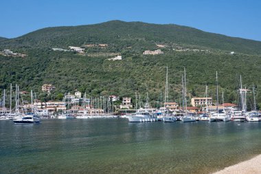 SIVOTA, LEFKADA, GREECE - 26 Ağustos 2023: Yunanistan 'ın Lefkada kentindeki Sivota köyünün yaz manzarası