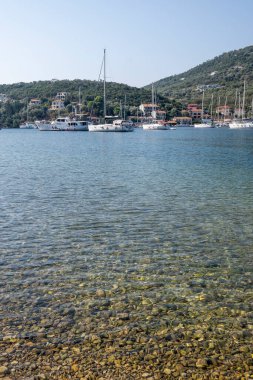 SIVOTA, LEFKADA, GREECE - 26 Ağustos 2023: Yunanistan 'ın Lefkada kentindeki Sivota köyünün yaz manzarası
