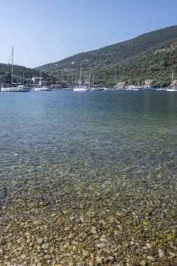 SIVOTA, LEFKADA, GREECE - 26 Ağustos 2023: Yunanistan 'ın Lefkada kentindeki Sivota köyünün yaz manzarası