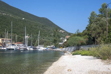 SIVOTA, LEFKADA, GREECE - 26 Ağustos 2023: Yunanistan 'ın Lefkada kentindeki Sivota köyünün yaz manzarası