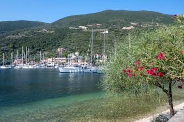 SIVOTA, LEFKADA, GREECE - 26 Ağustos 2023: Yunanistan 'ın Lefkada kentindeki Sivota köyünün yaz manzarası