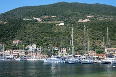 SIVOTA, LEFKADA, GREECE - 26 Ağustos 2023: Yunanistan 'ın Lefkada kentindeki Sivota köyünün yaz manzarası