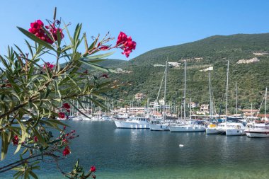 SIVOTA, LEFKADA, GREECE - 26 Ağustos 2023: Yunanistan 'ın Lefkada kentindeki Sivota köyünün yaz manzarası