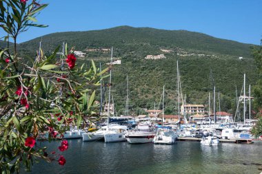 SIVOTA, LEFKADA, GREECE - 26 Ağustos 2023: Yunanistan 'ın Lefkada kentindeki Sivota köyünün yaz manzarası